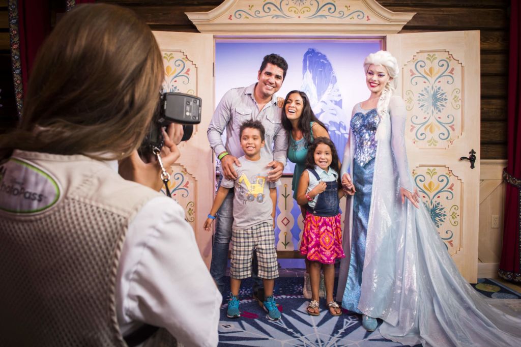 Anna and Elsa meet-and-greet