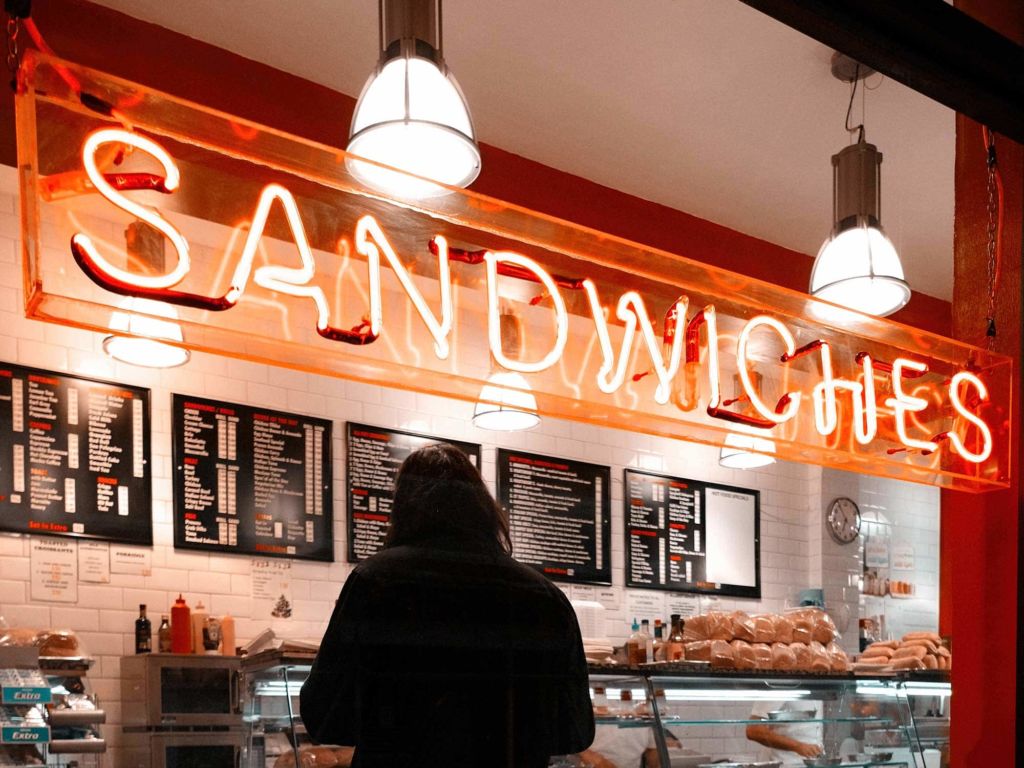 A neon Sandwiches sign