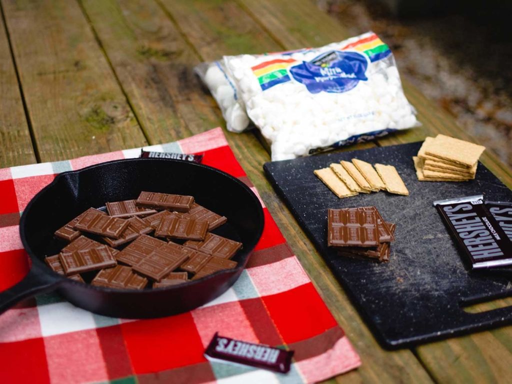 Ingredients for a s'more