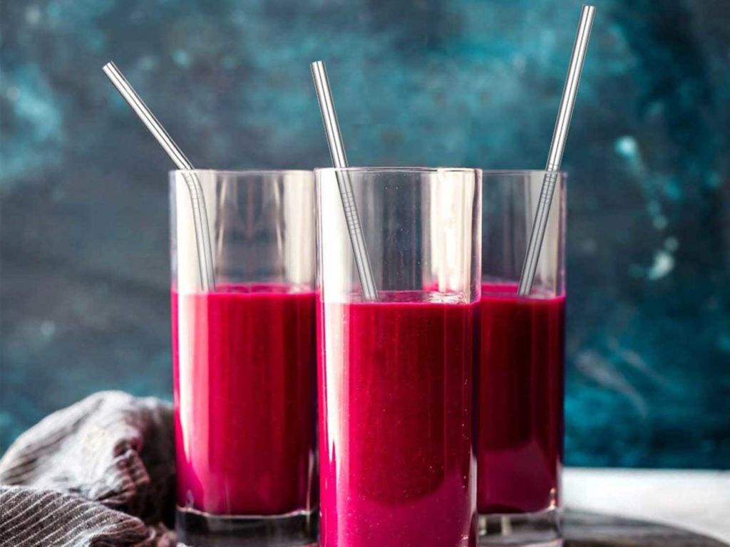 Smoothies with metal straws.